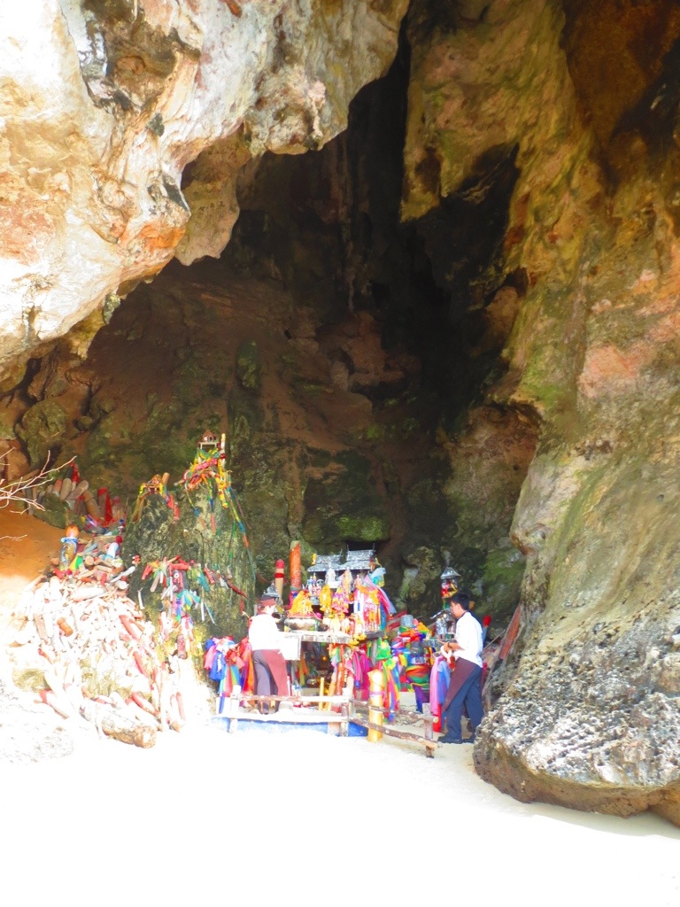https://d3r8gwkgo0io6y.cloudfront.net/upload/phra nang cave.jpg